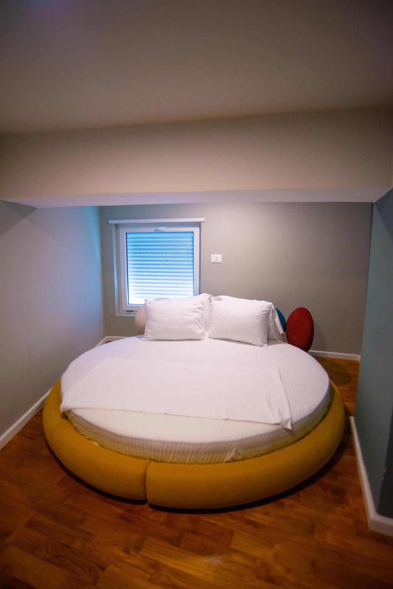 Bougainville Bay Hotel Sarandë 외부 사진 A round bed