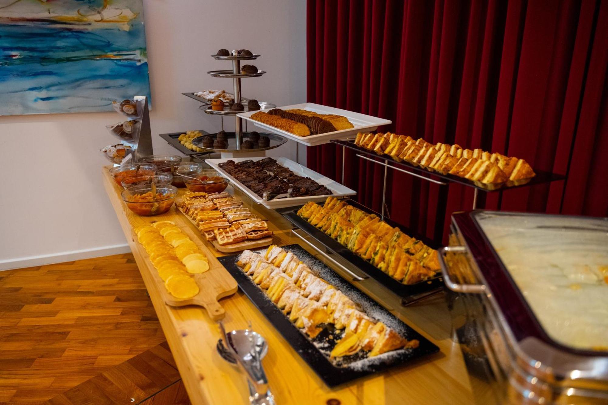 Bougainville Bay Hotel Sarandë 외부 사진 A buffet
