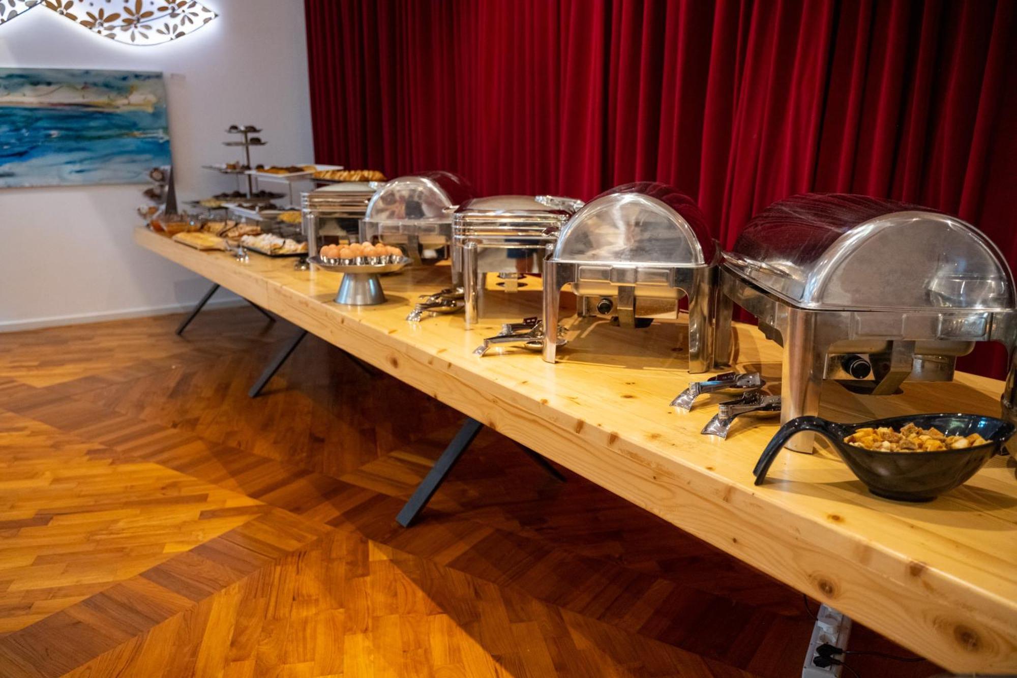 Bougainville Bay Hotel Sarandë 외부 사진 A buffet table