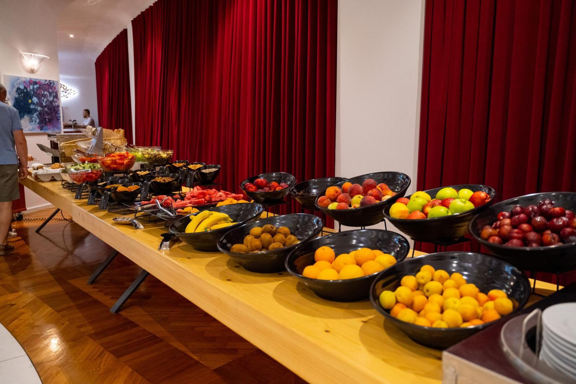 Bougainville Bay Hotel Sarandë 외부 사진 Fruit buffet