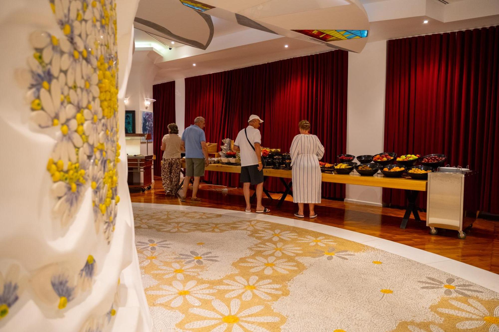 Bougainville Bay Hotel Sarandë 외부 사진 A buffet at a hotel