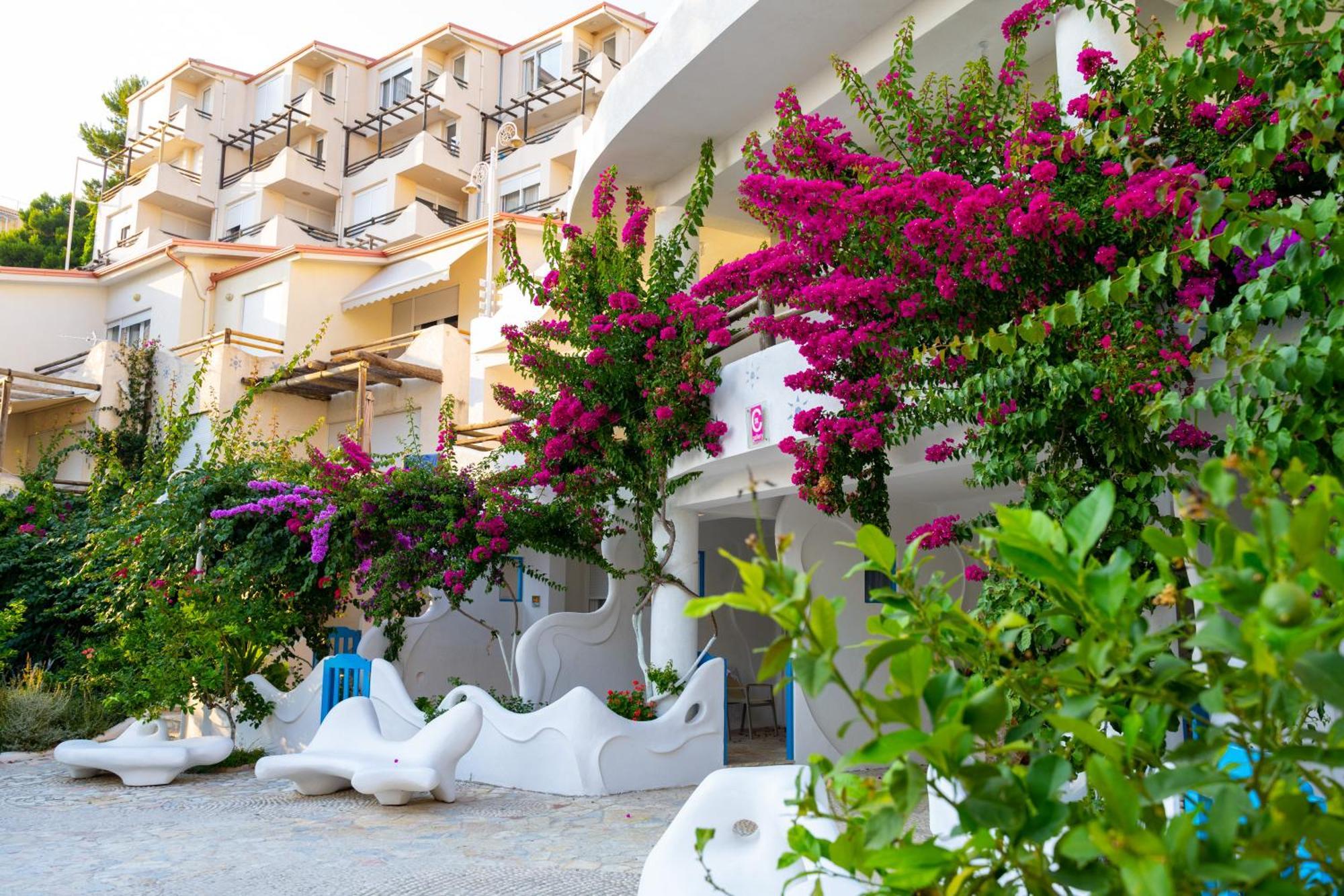 Bougainville Bay Hotel Sarandë 외부 사진 The hotel's main entrance