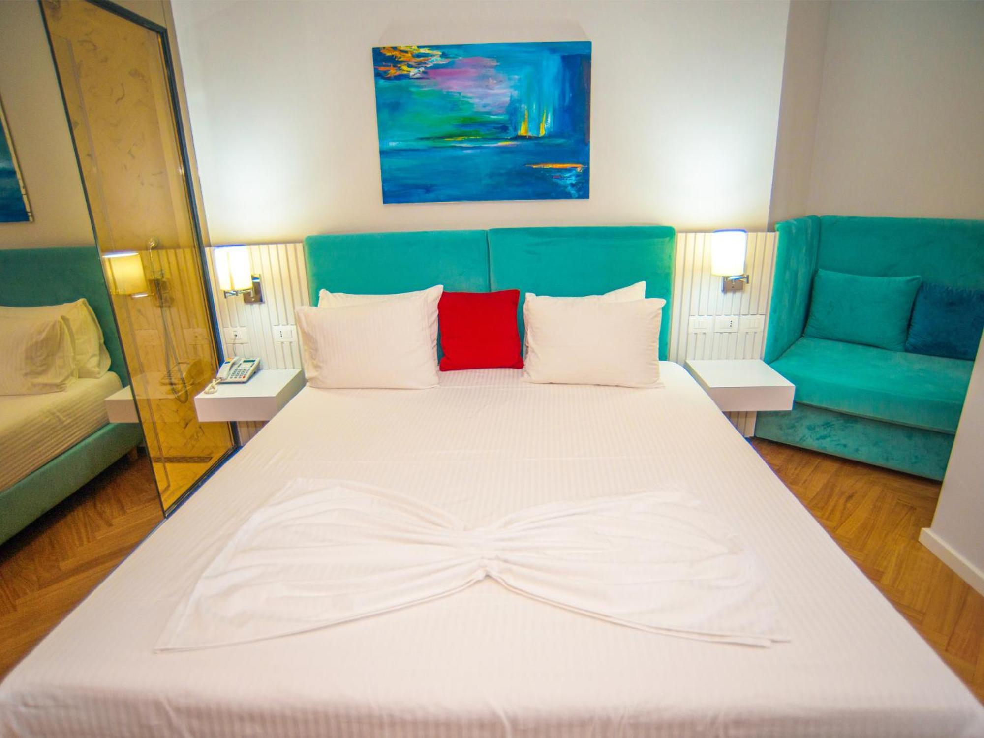Bougainville Bay Hotel Sarandë 객실 사진 A room at the hotel