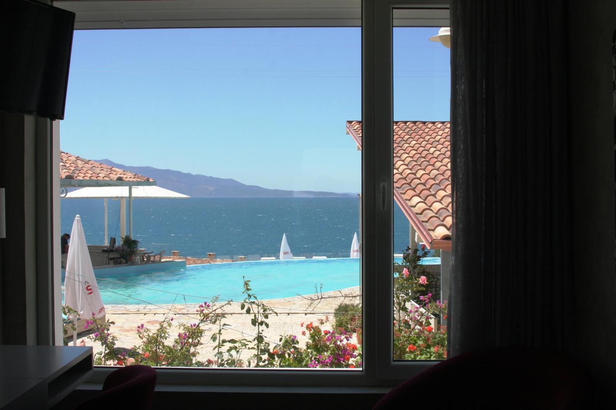 Bougainville Bay Hotel Sarandë 객실 사진 View of the beach from a hotel room