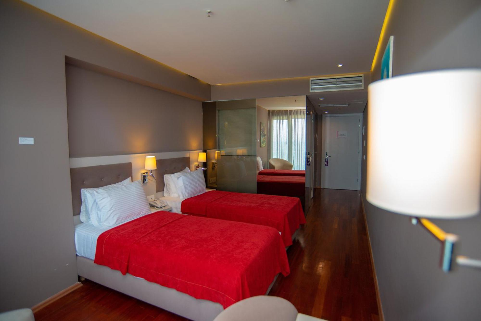 Bougainville Bay Hotel Sarandë 객실 사진 A room at the hotel