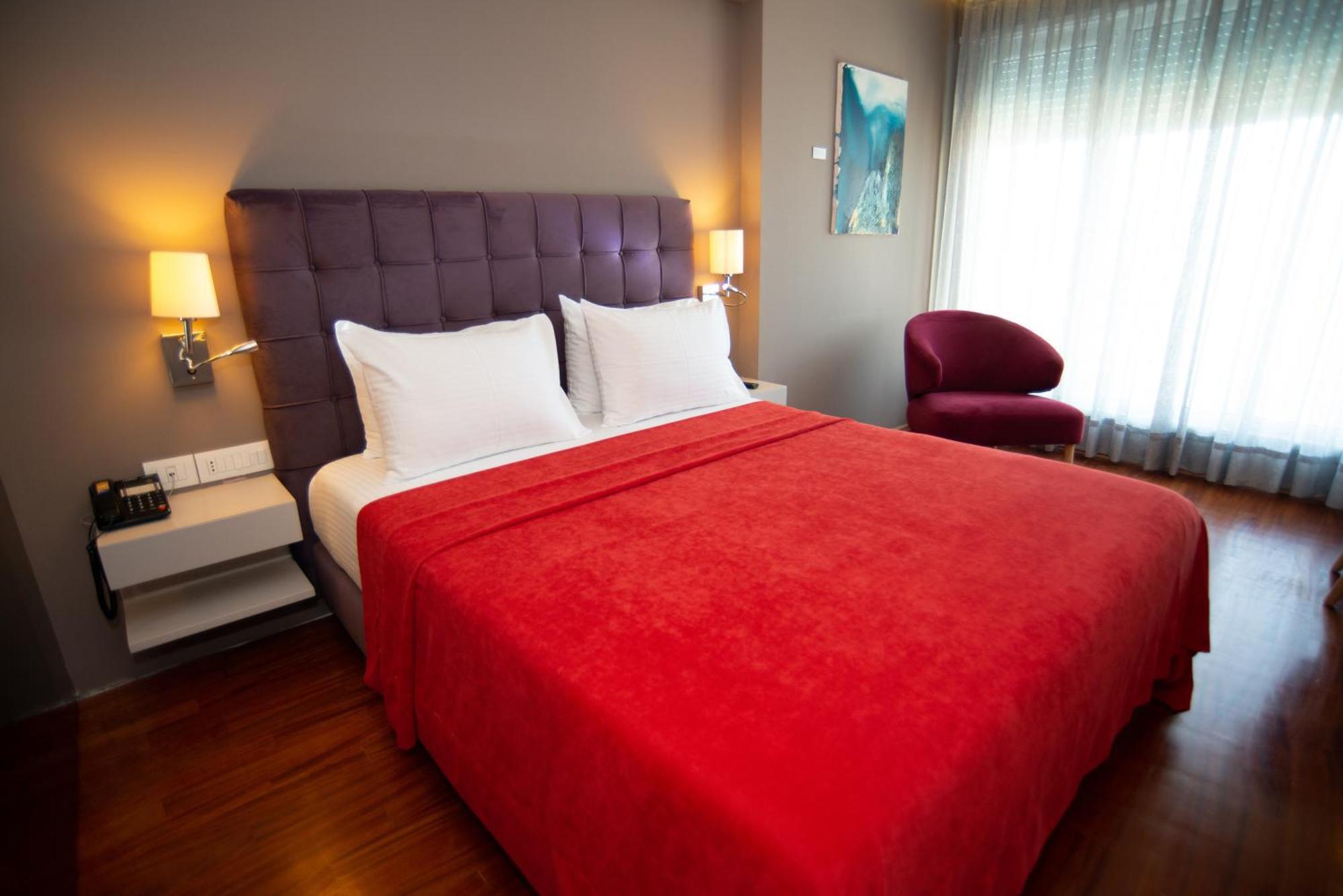 Bougainville Bay Hotel Sarandë 객실 사진 A bedroom at the hotel
