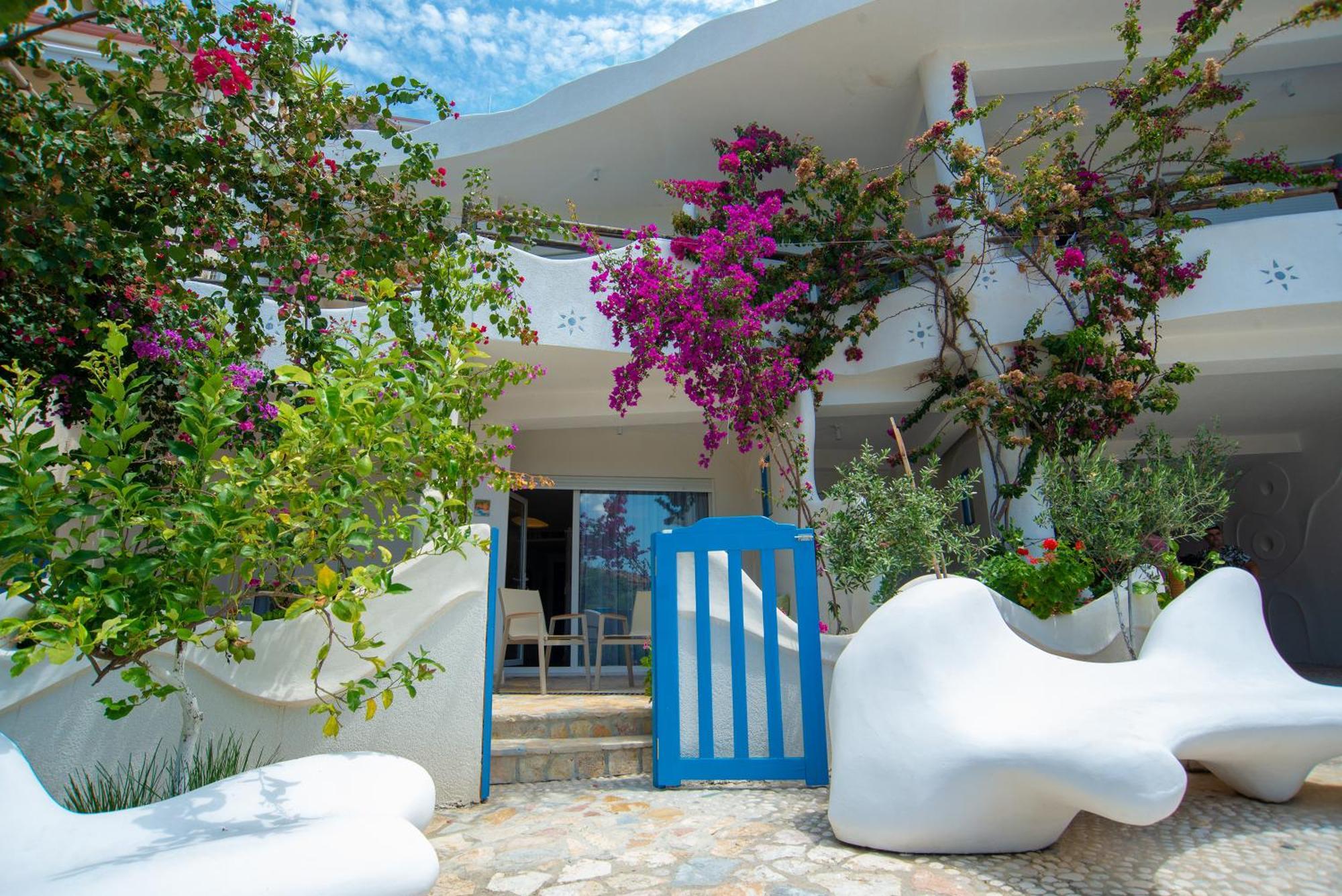 Bougainville Bay Hotel Sarandë 객실 사진 The hotel's garden
